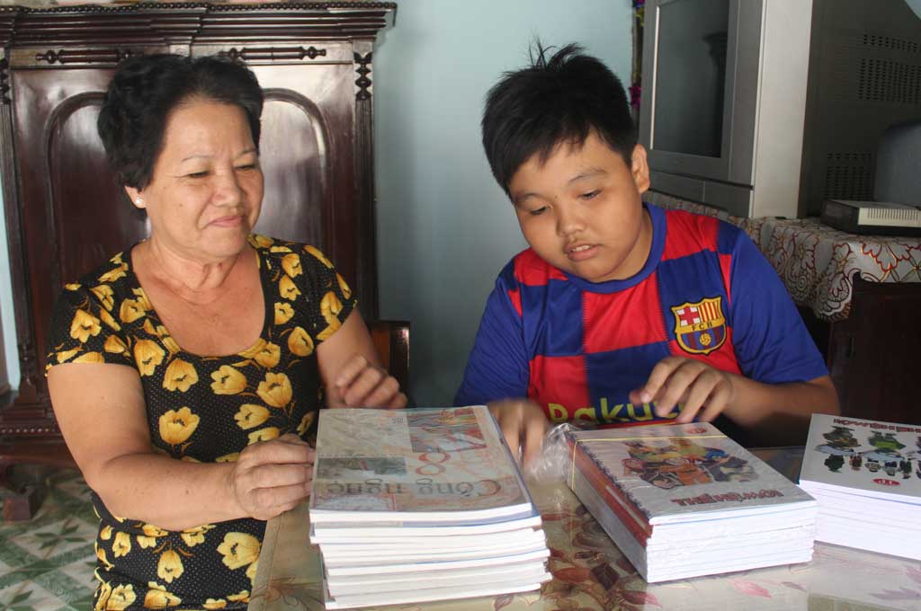 Gia đình em Lê Điền Đăng Khoa giảm được một khoản chi phí đầu năm học mới nhờ sự giúp đỡ của Hội Khuyến học huyện Cần Đước
