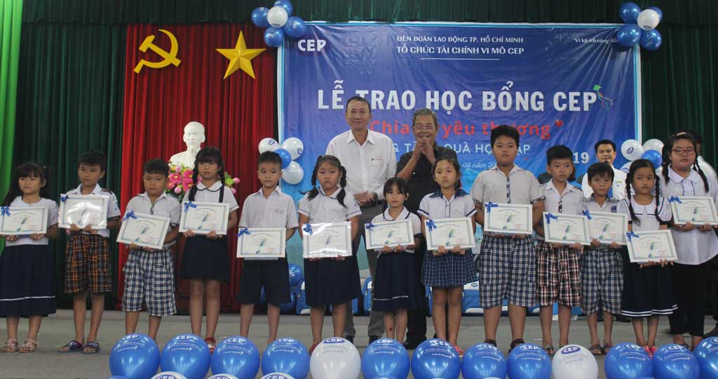 Tổ chức Tài chính vi mô CEP tặng học bổng cho học sinh nghèo. Ảnh: Song Hồng