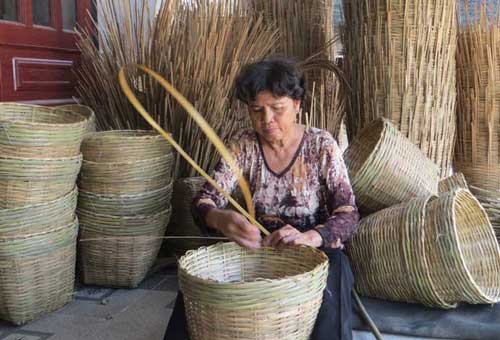 Hội viên phụ nữ ấp Hòa Hiệp 1 với nghề đan cần xé
