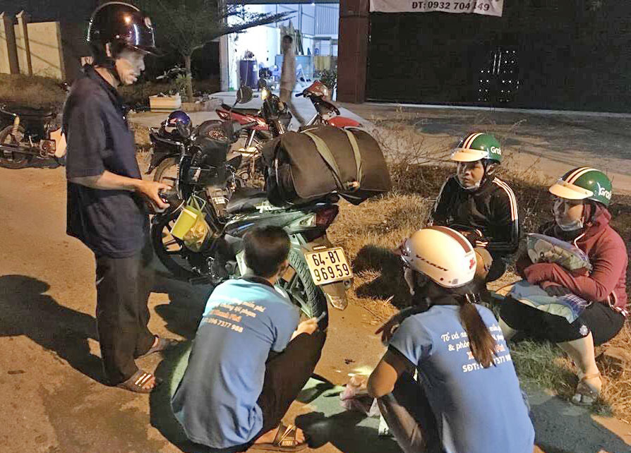 Trong đêm, Đội hút đinh, vá xe miễn phí và phòng, chống tội phạm xã Thanh Phú vẫn sửa xe miễn phí cho khách