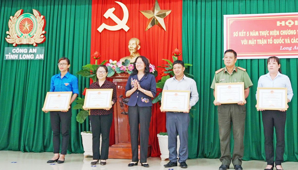 Trưởng ban Dân vận Tỉnh ủy - Nguyễn Thị Ngọc Hạnh trao bằng khen của Chủ tịch UBND tỉnh cho đại diện các tập thể có thành tích trong phong trào Toàn dân bảo vệ an ninh Tổ quốc trong tình hình mới, giai đoạn 2013-2018