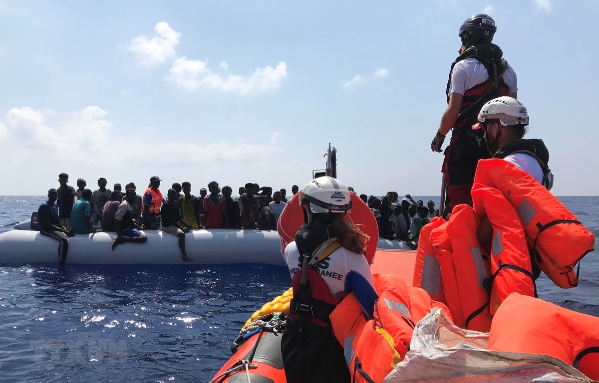 Những người di cư gặp nạn ở ngoài khơi Libya được tàu Ocean Viking cứu ngày 10/8/2019. (Ảnh: AFP/TTXVN)