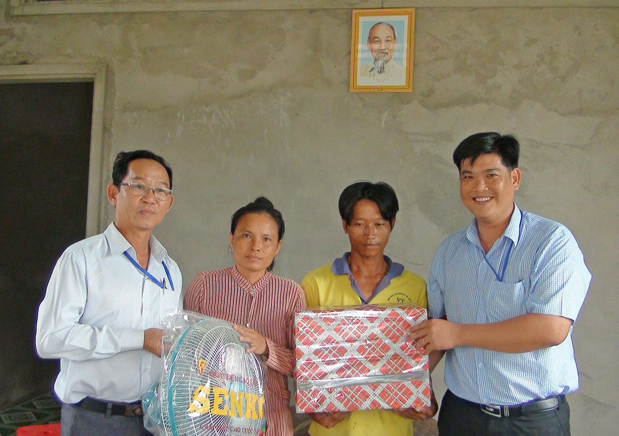 Đại diện chính quyền địa phương tặng quà chúc mừng gia đình anh Nguyễn Thanh Phong