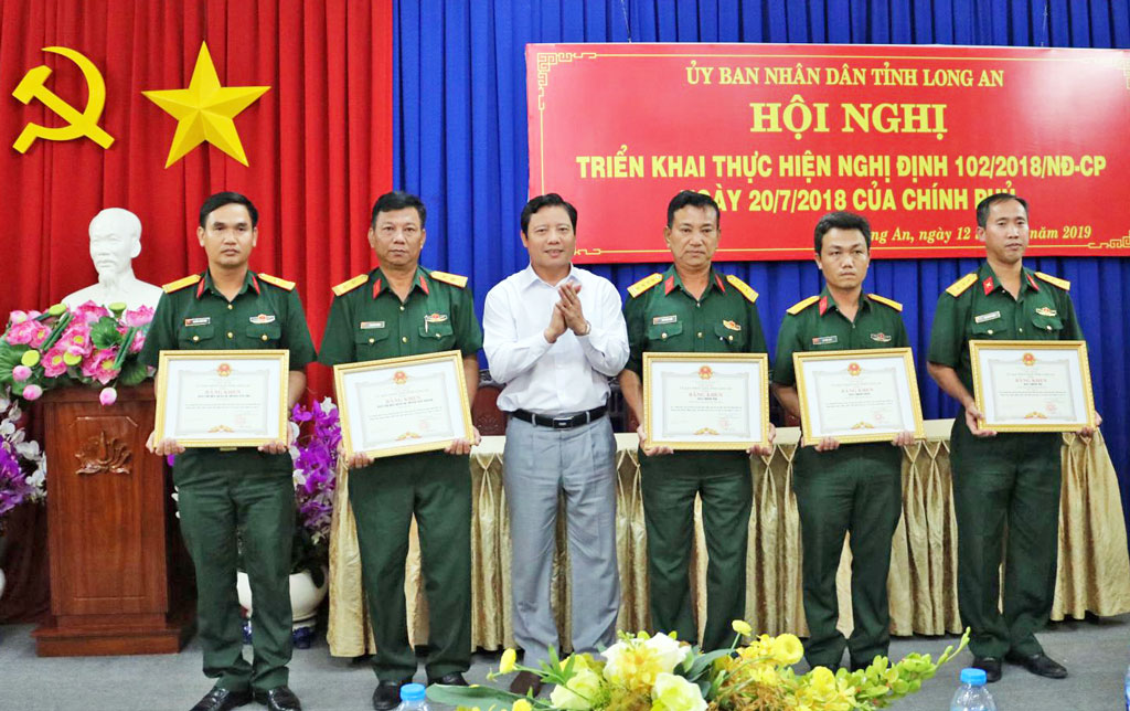 Long An implements Decree 102/2018/ND-CP of Government Vice Chairman of Long An provincial People's Committee - Pham Tan Hoa awards Certificate of Merit from the Chairman of the provincial People's Committee to collectives