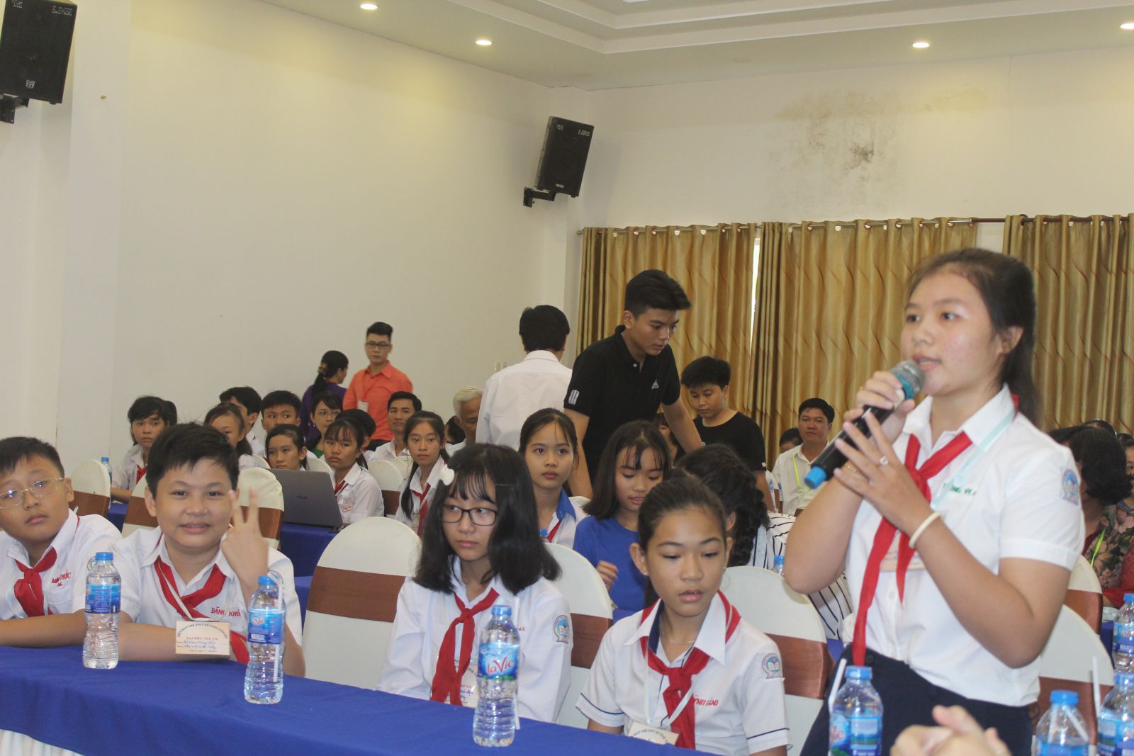 Children raise their questions at the forum
