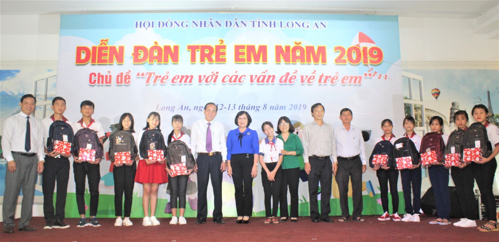 Provincial leaders give gifts to children