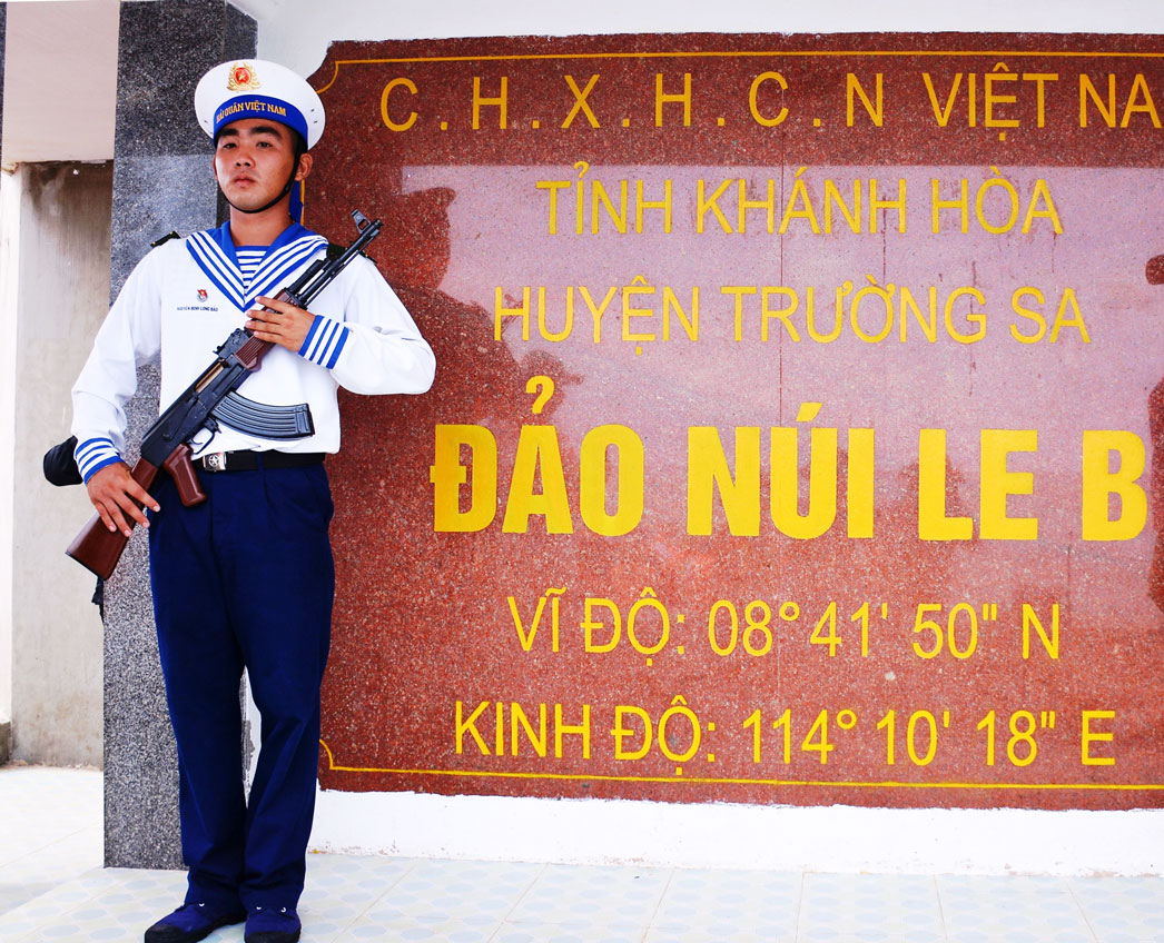 Bài 5: Đảo Núi Le vượt lên mọi khó khăn hoàn thành nhiệm vụ Cán bộ, chiến sĩ đảo Núi Le luôn chắc tay súng bảo vệ vùng biển thiêng liêng của Tổ quốc và hoạt động đánh bắt hải sản của ngư dân