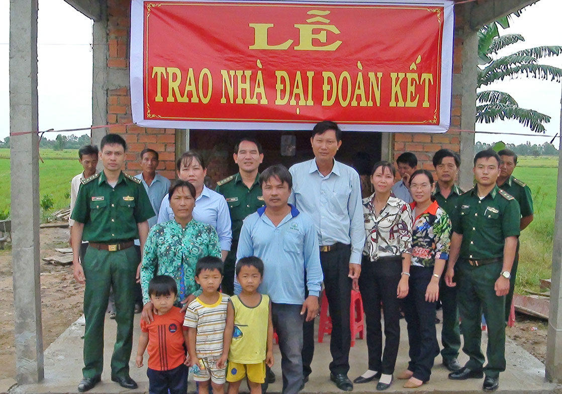 Gia đình anh Phạm Văn Tùng Lâm trong ngày nhận nhà mới