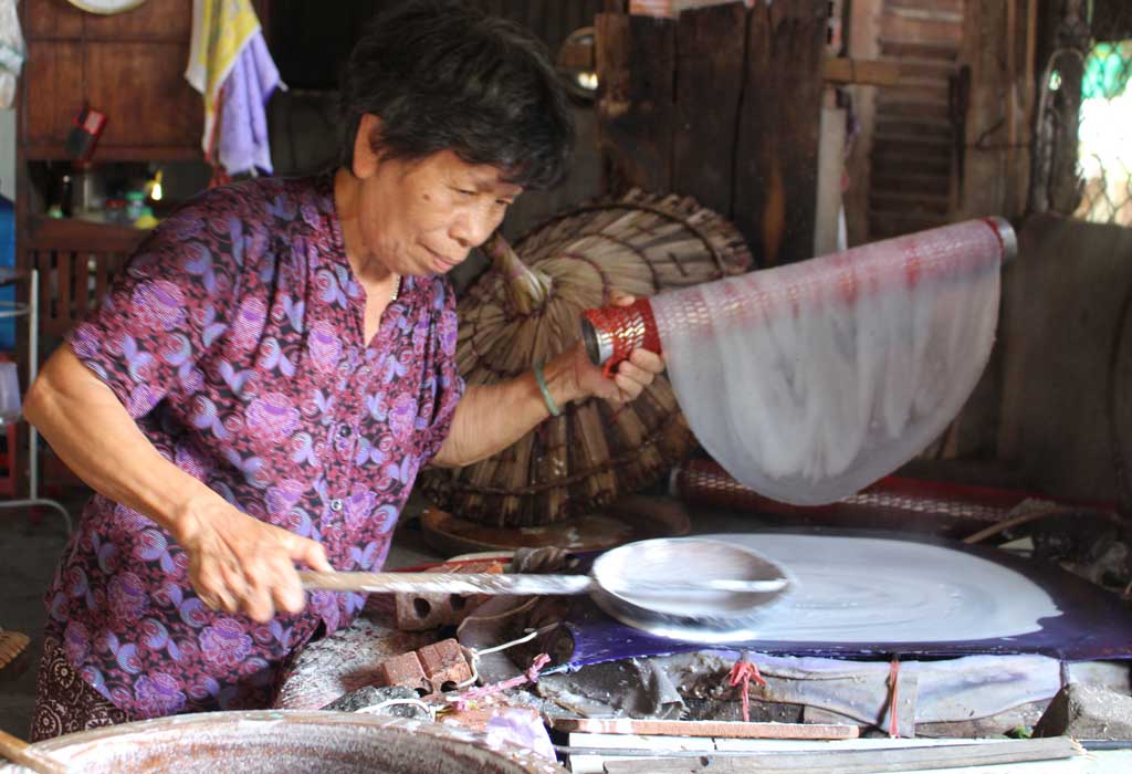Bà Nguyễn Thị Nương (khu phố Nhơn Hòa 1, phường 5, TP.Tân An) không thể “dứt” được cái nghề làm bánh tráng truyền thống của gia đình