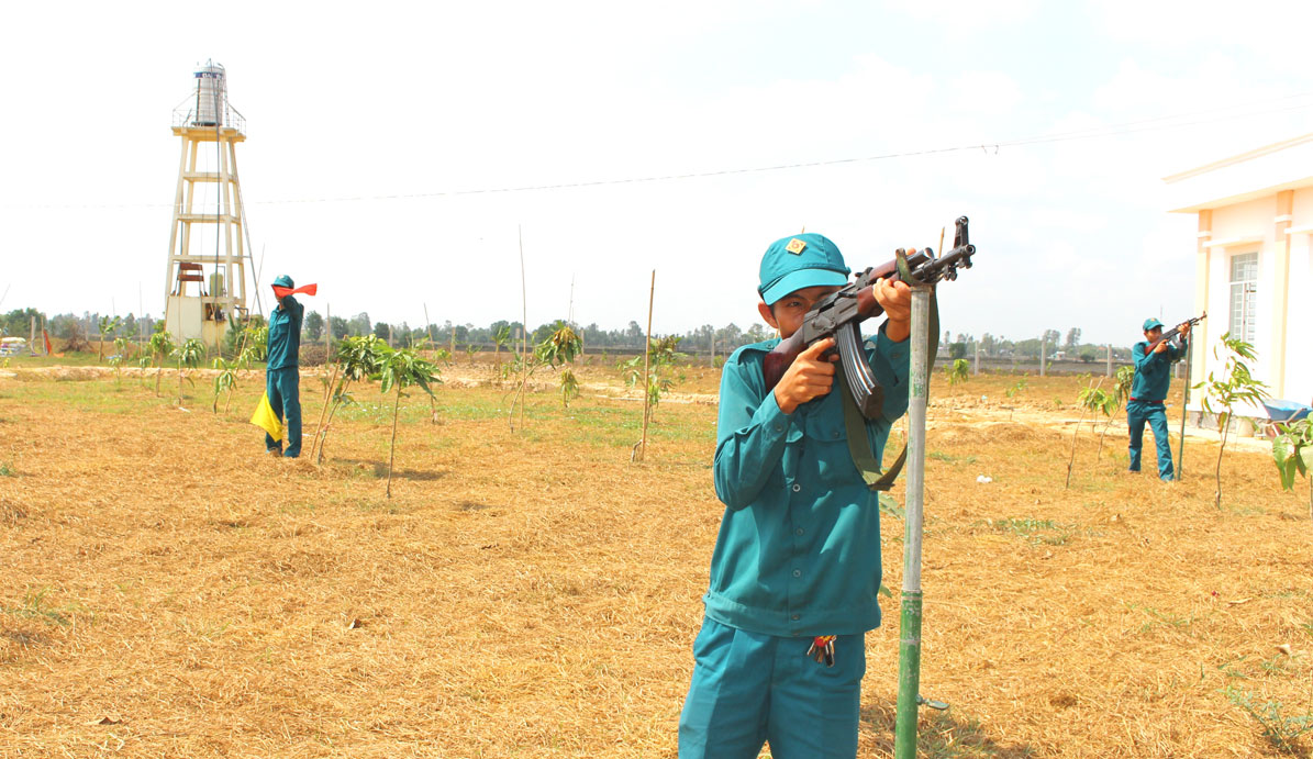 Lực lượng Chốt dân quân thường trực Bình Tân luôn bảo đảm sẵn sàng chiến đấu, tham gia huấn luyện hàng năm đạt 100% kế hoạch trên giao. Qua đó, góp phần giữ gìn, bảo vệ đường biên giới dài hơn 13km, tiếp giáp xã Thmei, huyện Kampong Rou, tỉnh Svay Rieng, Vương quốc Campuchia