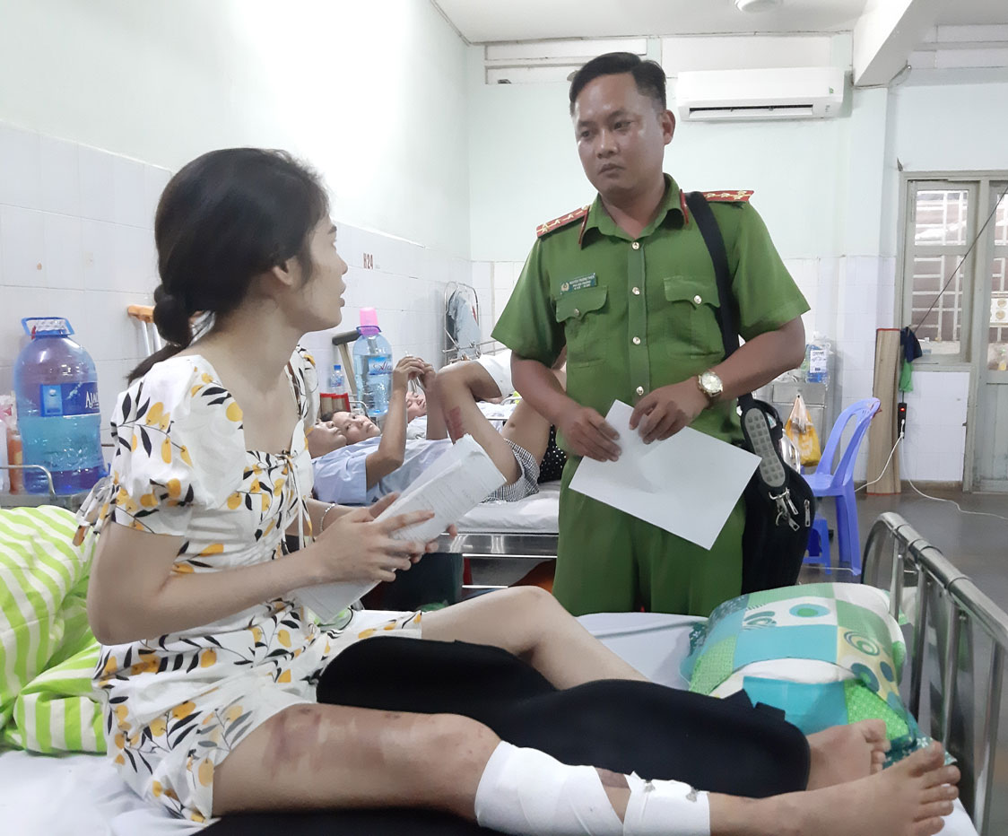 Vết thương ở chân của chị Trần Thị Cẩm Tú phải phẫu thuật nhiều lần nữa