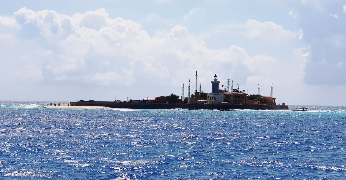 Đảo An Bang cùng đèn hải đăng từ xa nhìn lại