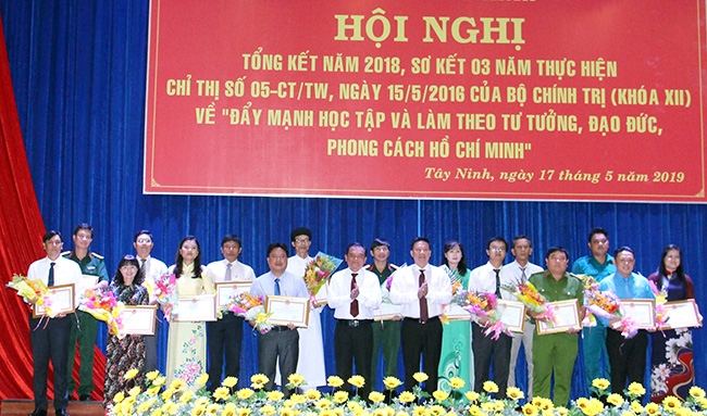Tỉnh ủy Tây Ninh tổ chức Hội nghị biểu dương những tấm gương điển hình về học tập và làm theo tư tưởng, đạo đức, phong cách Hồ Chí Minh.