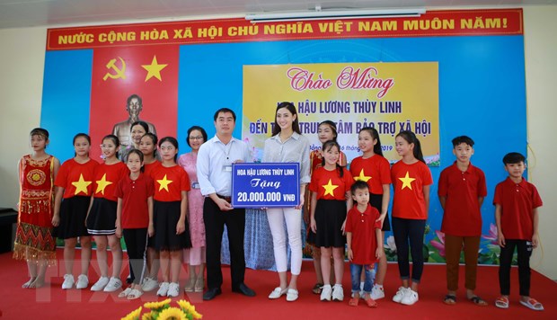 Tân hoa hậu tặng quà Trung tâm Bảo trợ xã hội Cao Bằng. (Nguồn: TTXVN phát)