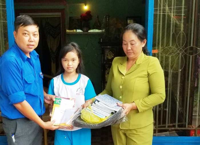 Những phần quà nho nhỏ từ chị Trần Thị Ngọc Hận cùng Đoàn Thanh niên phường tiếp thêm niềm tin để Kiều An được  đến trường