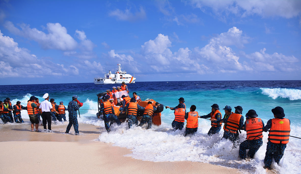 Đội kéo xuồng với hơn 40 người được thành lập tại đảo An Bang để đưa đón các đoàn công tác ra thăm, kiểm tra đảo