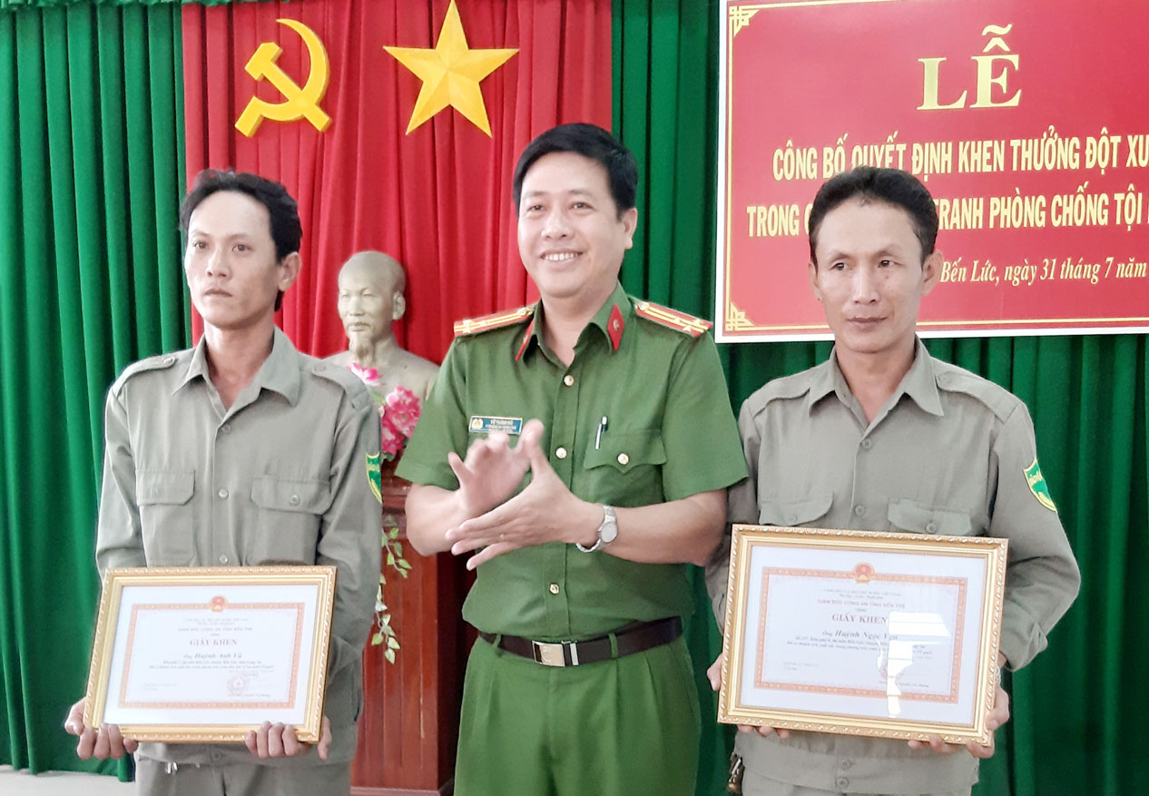 Trung tá Lê Văn Hài - Đội trưởng Đội Cảnh sát hình sự Công an TP.Bến Tre, trao giấy khen đột xuất cho anh Huỳnh Ngọc Vẹn và anh Huỳnh Anh Vũ