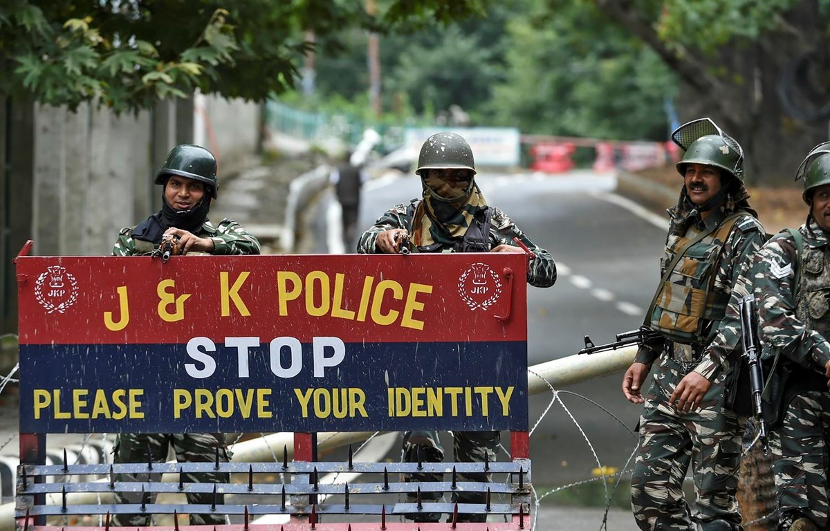 Lực lượng an ninh gác trên một đường phố ở Srinagar, bang Kashmir của Ấn Độ ngày 17/8. (Ảnh: AFP/TTXVN)