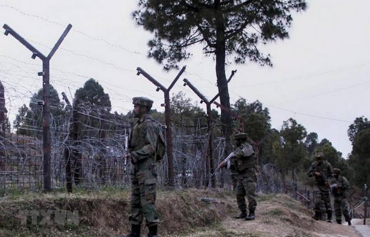 Binh sỹ tuần tra dọc Ranh giới kiểm soát ở huyện Poonch thuộc bang Jammu và Kashmir. (Ảnh: PTI/TTXVN)