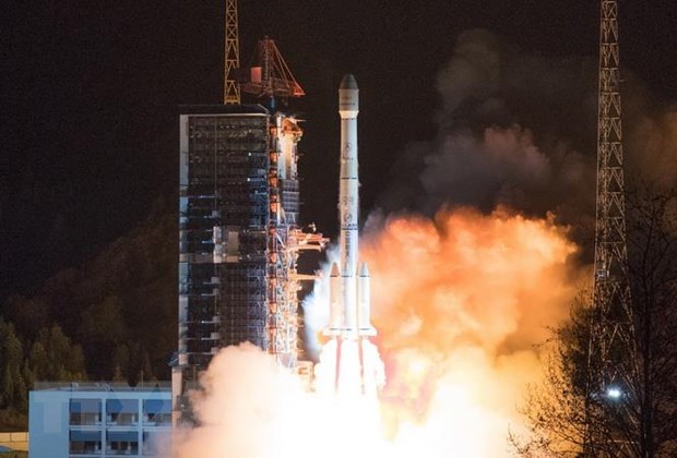 Một tên lửa đẩy của Trung Quốc được phóng vào quỹ đạo. (Ảnh: THX TTXVN) Ngày 17/8, tên lửa đẩy mới của Trung Quốc Smart Dragon-1 (SD-1), được thiết kế phục vụ thương mại, đã thực hiện chuyến bay đầu tiên khi đưa 3 vệ tinh vào quỹ đạo.  Vào lúc 12 giờ 11 phút (giờ Bắc Kinh), tên lửa SD-1 do Công ty Trách nhiệm hữu hạn Tên lửa Trung Quốc, chi nhánh của Viện Nghiên cứu Kỹ thuật Tên lửa đẩy Trung Quốc (CALVT), đã được phóng từ Trung tâm phóng Vệ Tinh Tửu Tuyền, miền Tây Bắc nước này, mang theo 3 vệ tinh sẽ được dùng để phục vụ dịch vụ cảm biến từ xa, liên lạc và Internet.  Với chiều dài 19,5m, đường kính 1,2m và trọng lượng khi cất cánh là 23,1 tấn, SD-1 là tên lửa đẩy có khả năng chở trọng tải 200kg lên quỹ đạo đồng bộ với Trái đất ở độ cao 500km.  [Công ty tư nhân Trung Quốc phóng thành công tên lửa đầu tiên]  Người đứng đầu CALVT Wang Xiaojun cho biết khác với các tên lửa đẩy Trường Chinh, một loạt tên lửa Dragon được chế tạo theo mô hình thương mại để đáp ứng nhu cầu của thị trường phóng các vệ tinh nhỏ lên quỹ đạo phục vụ thương mại.  Các nhà khoa học Trung Quốc bỏ ra gần 18 tháng để chế tạo tên lửa đẩy SD-1. Đây là thời gian ngắn nhất để phát triển một dạng một tên lửa đẩy mới ở nước này./.  Minh Châu (TTXVN/Vietnam+)