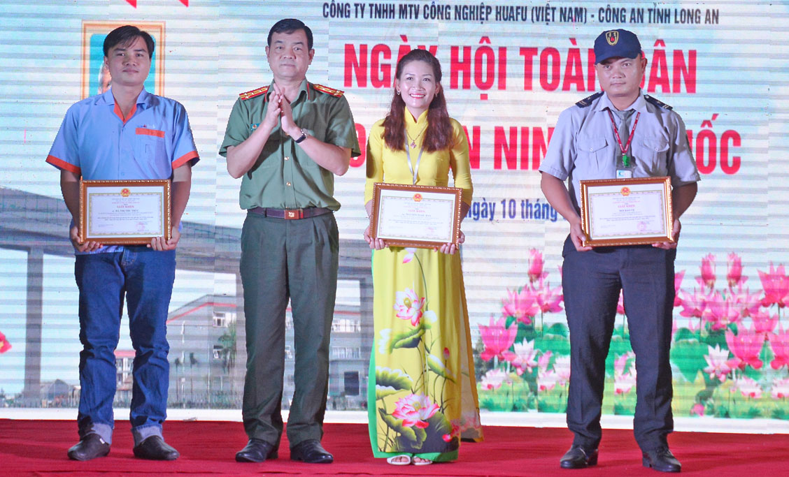 Đại tá Lê Hồng Nam - Giám đốc Công an tỉnh, tặng giấy khen cho tập thể, cá nhân có thành tích xuất sắc trong thực hiện phong trào Toàn dân bảo vệ an ninh Tổ quốc