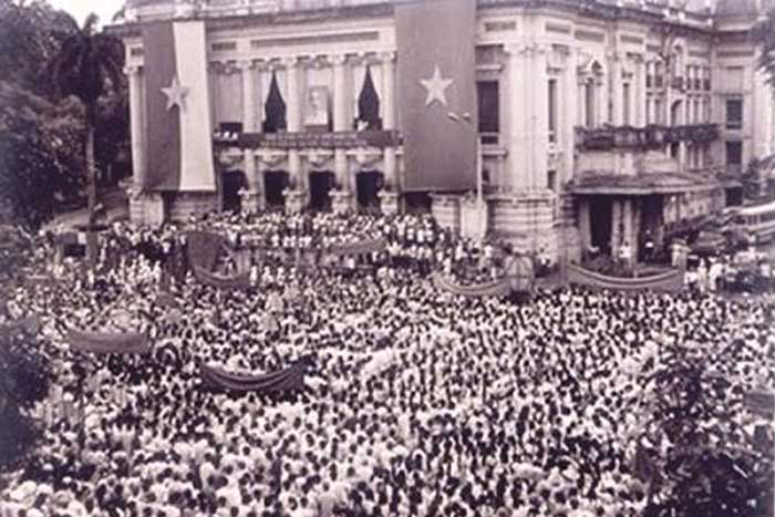 Cuộc mít-tinh phát động khởi nghĩa giành chính quyền do Mặt trận Việt Minh tổ chức tại Nhà hát lớn Hà Nội ngày 19/8/1945 (Ảnh tư liệu)