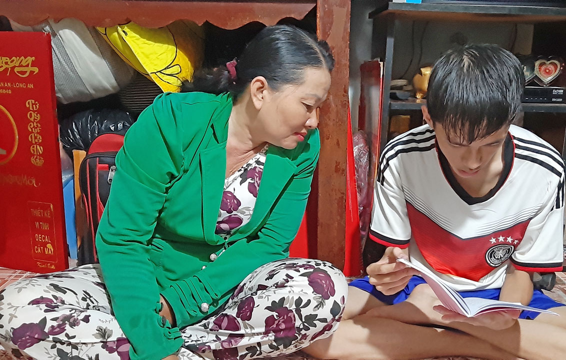 Dù có vất vả bao nhiêu, chị Võ Thị Thanh Trang cũng muốn lo cho con ăn học đến nơi đến chốn