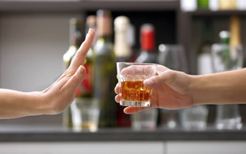 Không uống rượu: Uống rượu sẽ làm tăng tốc độ lão hóa của cơ thể, làm hại tới các cơ quan nội tạng, đặc biệt là dạ dày. Vì vậy, bạn nên ngừng hoặc hạn chế uống rượu để tăng cường tuổi thọ và sức khỏe.