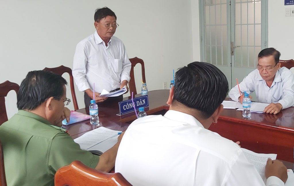 Người được bà Phạm Thị Ria ủy quyền (đứng) đã được Chủ tịch UBND tỉnh thông báo kết luận, quyết định giải quyết khiếu nại lần đầu của Chủ tịch UBND huyện Đức Hòa là đúng