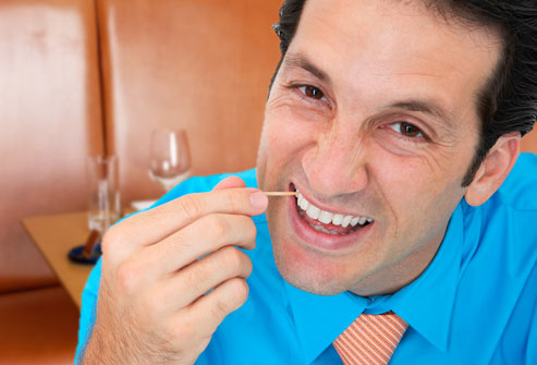 Nhẹ nhàng khi xỉa răng: Nếu bạn không có chỉ nha khoa, bạn có thể sử dụng tăm, nhưng hãy thật nhẹ nhàng. Khi dùng tăm, chúng ta rất dễ ấn quá mạnh và gây tổn thương lợi, hay thậm chí tệ hơn là làm gãy tăm dưới đường lợi. Tốt nhất là bạn nên sử dụng chỉ nha khoa thay vì tăm, vì thường xuyên sử dụng tăm có thể gây các vấn đề về răng lợi.