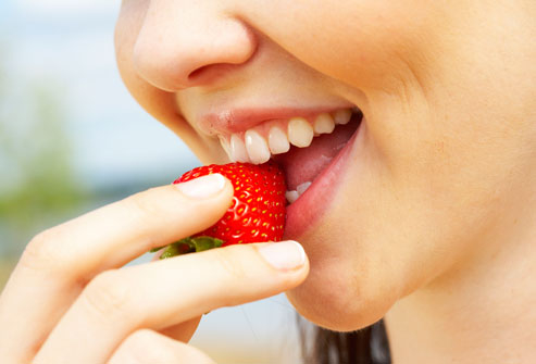 Những thực phẩm làm trắng răng hoặc làm xỉn răng: Tốt nhất bạn nên đánh răng sau khi ăn các thực phẩm gây xỉn răng như việt quất, cà phê hay sau khi hút thuốc lá. Để giảm thiểu sự xỉn màu răng, hãy đánh răng, sau đó nhai táo, lê, cà rốt hoặc cần tây - những thực phẩm kích thích tiết nước bọt chân răng, giúp giữ cho răng trắng sáng./.  T.H/VOV.VN (biên dịch) Theo Webmd