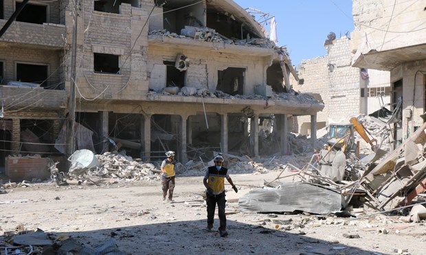Cảnh đổ nát tại Idlib sau các vụ tấn công. (Nguồn: Reuters)