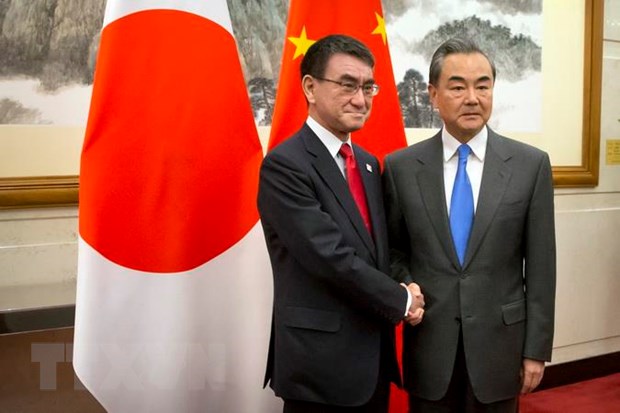 Ngoại trưởng Trung Quốc Vương Nghị (phải) và Ngoại trưởng Nhật Bản Taro Kono. (Ảnh: AFP/TTXVN)