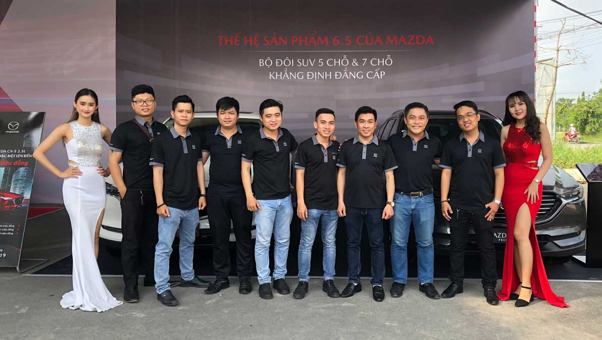 Đội ngũ nhân viên showroom Mazda Long An