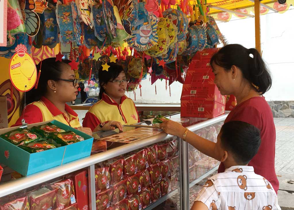 Thị trường bánh trung thu - sức mua đang tăng Người tiêu dùng chọn mua bánh trung thu