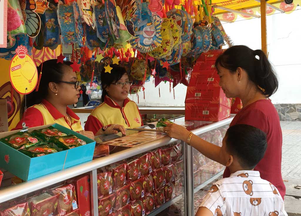 Người tiêu dùng chọn mua bánh trung thu