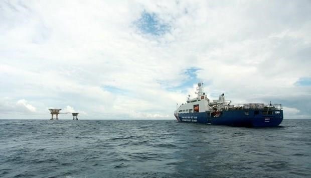 US voices concern about China’s interference in Vietnam’s oil and gas activities A Vietnam Coast Guard ship is on mission around the DK1/15 oil rig. (Photo: VNA)