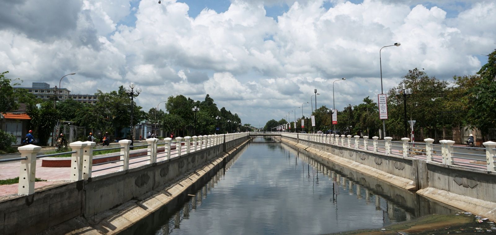The city focuses on mobilizing all resources for constructing and developing Tan An city, including the construction of the city’s key works (Photo: Revolving canal embankment to be completed)