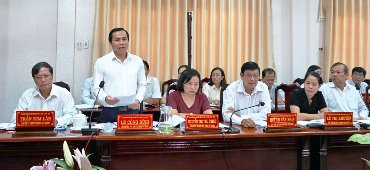 The leaders of Tan An city informed the Standing Committee of Long An provincial Party Committee about difficulties in implementing the project of Ring Road 