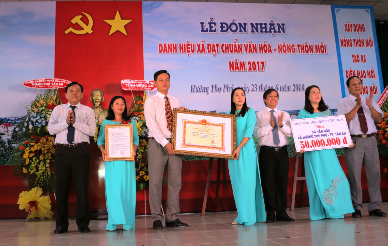 Tan An city completed the new-style rural construction program, contributing to meeting the targets set by the city Congress Resolution (Photo: Huong Tho Phu commune receives the title of the cultural and new-style rural commune).