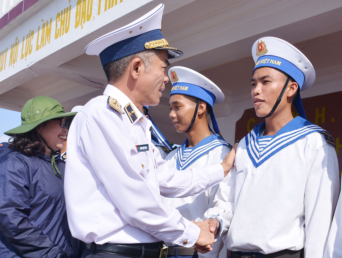 Gắn bó với biển, đảo, Chuẩn đô đốc Lương Việt Hùng dành rất nhiều tình cảm cho cán bộ, chiến sĩ đang công tác nơi đảo xa