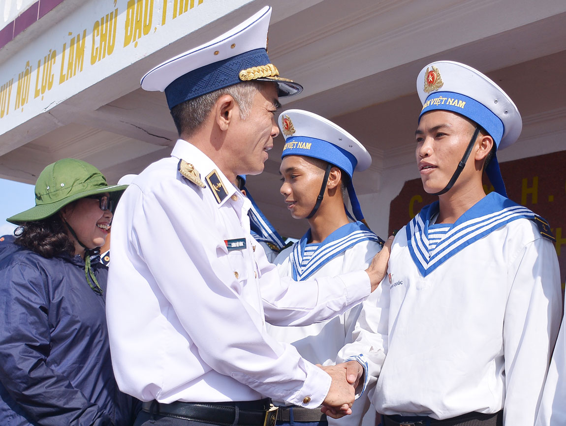 Bài 12: Vị tướng già và câu chuyện về biển cả Gắn bó với biển, đảo, Chuẩn đô đốc Lương Việt Hùng dành rất nhiều tình cảm cho cán bộ, chiến sĩ đang công tác nơi đảo xa