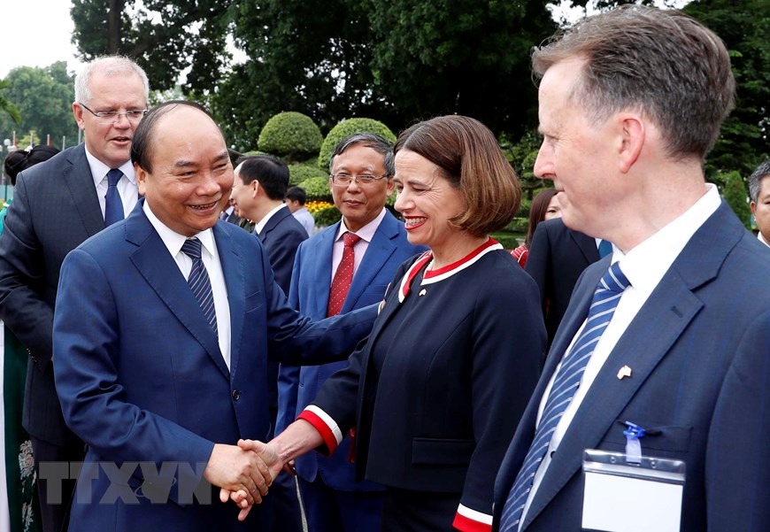 Thủ tướng Australia Scott Morrison giới thiệu với Thủ tướng Nguyễn Xuân Phúc các thành viên Đoàn đại biểu Chính phủ Australia. (Ảnh: Thống Nhất/TTXVN)