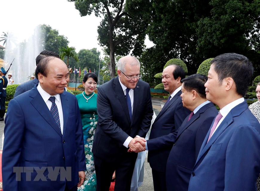 Thủ tướng Nguyễn Xuân Phúc giới thiệu với Thủ tướng Australia Scott Morrison các thành viên Đoàn đại biểu Chính phủ Việt Nam. (Ảnh: Thống Nhất/TTXVN)
