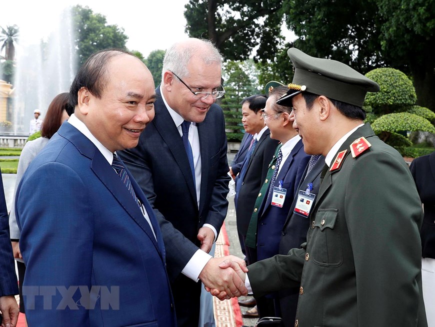 Thủ tướng Nguyễn Xuân Phúc giới thiệu với Thủ tướng Australia Scott Morrison các thành viên Đoàn đại biểu Chính phủ Việt Nam. (Ảnh: Thống Nhất/TTXVN)