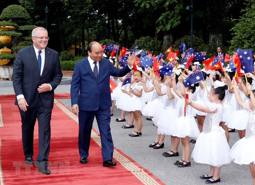 Thủ tướng Nguyễn Xuân Phúc và Thủ tướng Australia Scott Morrison với các cháu thiếu nhi Thủ đô Hà Nội. (Ảnh: Thống Nhất/TTXVN)