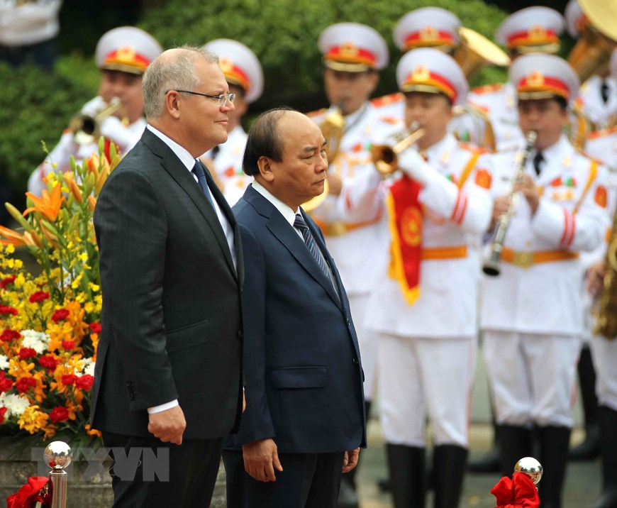 Thủ tướng Nguyễn Xuân Phúc và Thủ tướng Australia Scott Morrison nghe Quân nhạc cử Quốc thiều hai nước. (Ảnh: Văn Điệp/TTXVN)