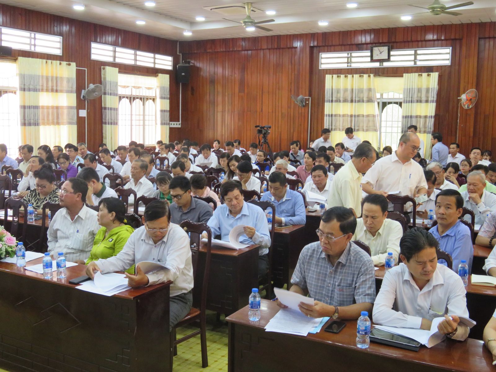 Enterprises, leaders of some departments, provincial departments and district People's Committees of Ben Luc, Can Duoc and Can Giuoc attend dialogues