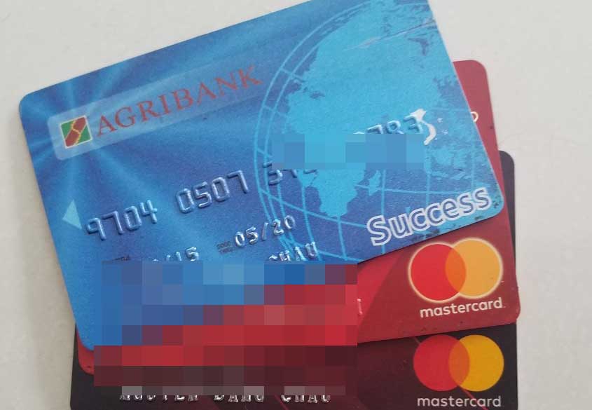 Cẩn trọng khi rút tiền bằng thẻ ATM. Ảnh minh họa