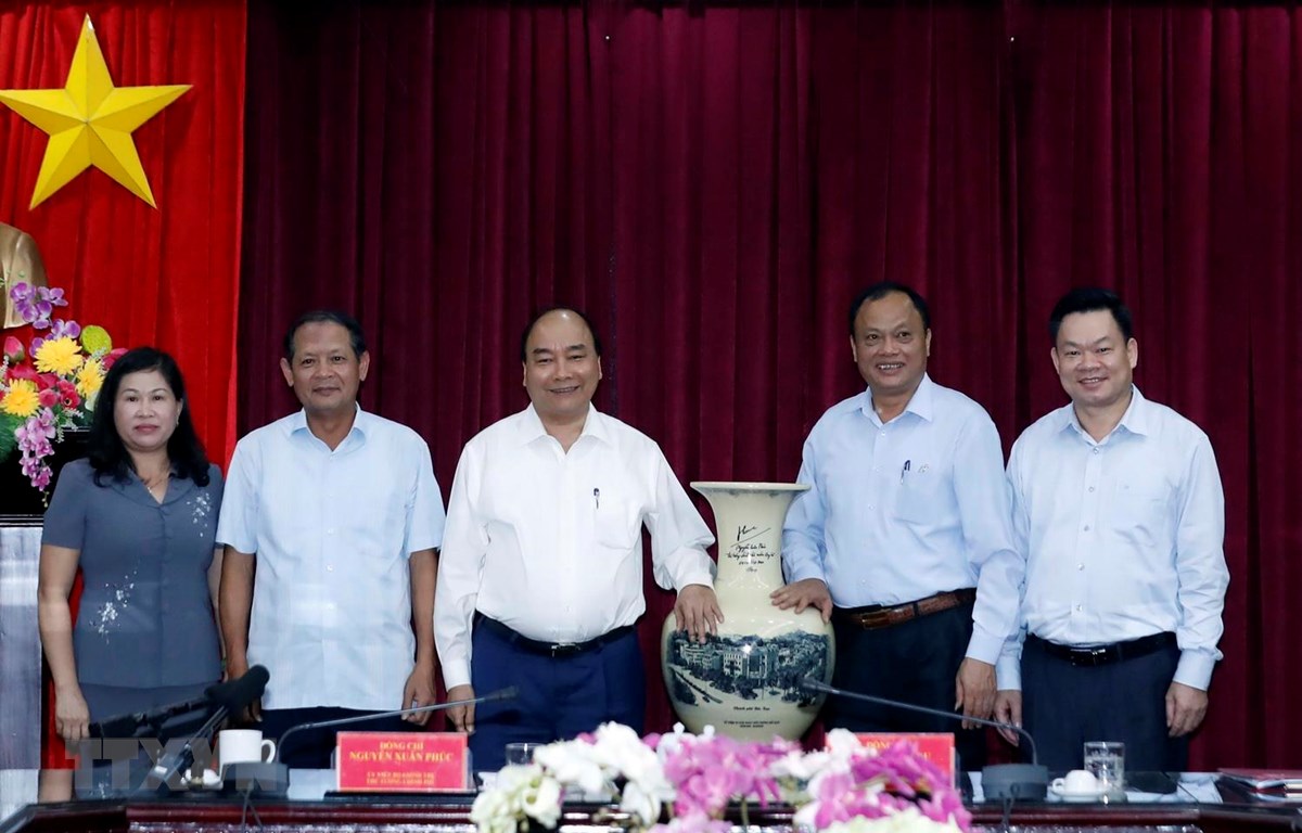Thủ tướng Nguyễn Xuân Phúc tặng quà lưu niệm cho tỉnh Bắc Kạn. (Ảnh: Thống Nhất/TTXVN)